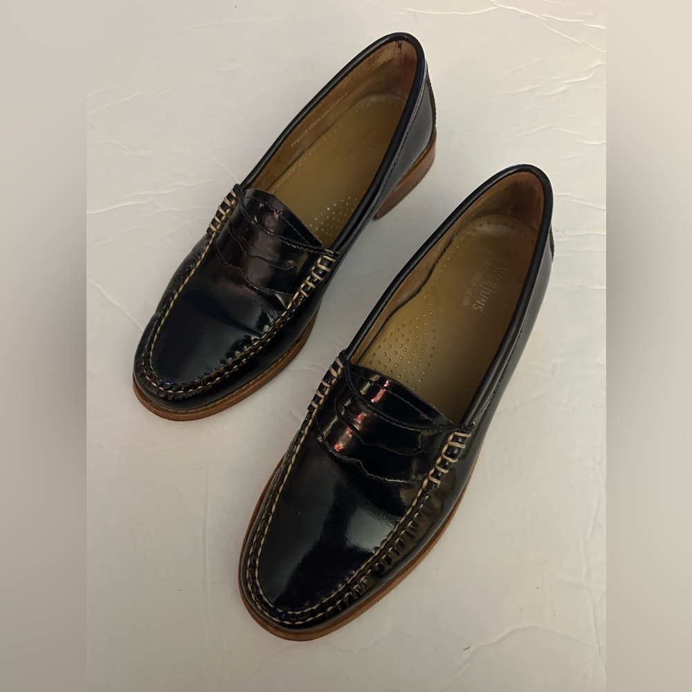 Weejuns navy blue patent leather shoes.
Size 7 1/2